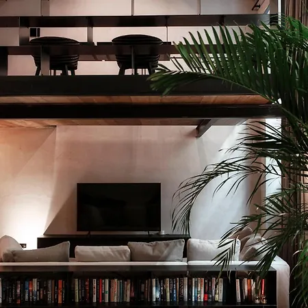 Writer's Loft In - The House Of Travelers