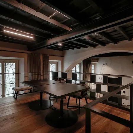 Writer's Loft In - The House Of Travelers *