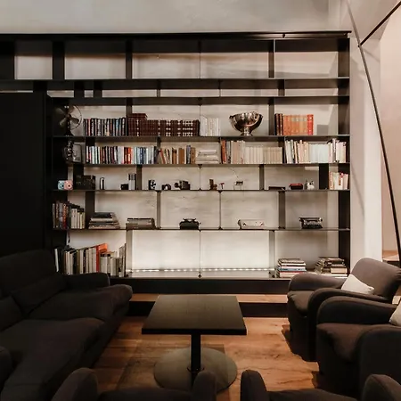 Writer's Loft In - The House Of Travelers