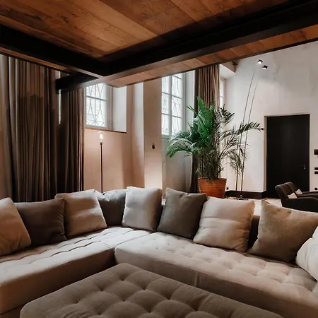 Writer's Loft In - The House Of Travelers